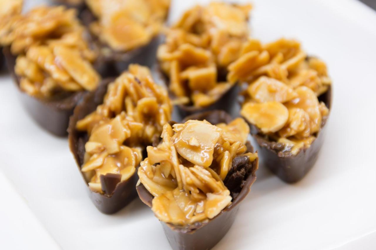 The Act Hotel Шарджа Екстер'єр фото Peanut brittle in chocolate