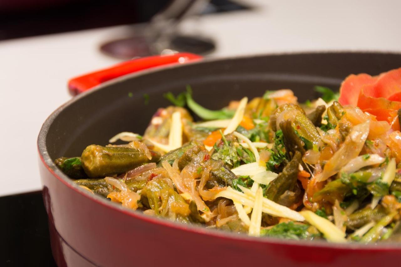 The Act Hotel Шарджа Екстер'єр фото Aubergine with garlic and coriander