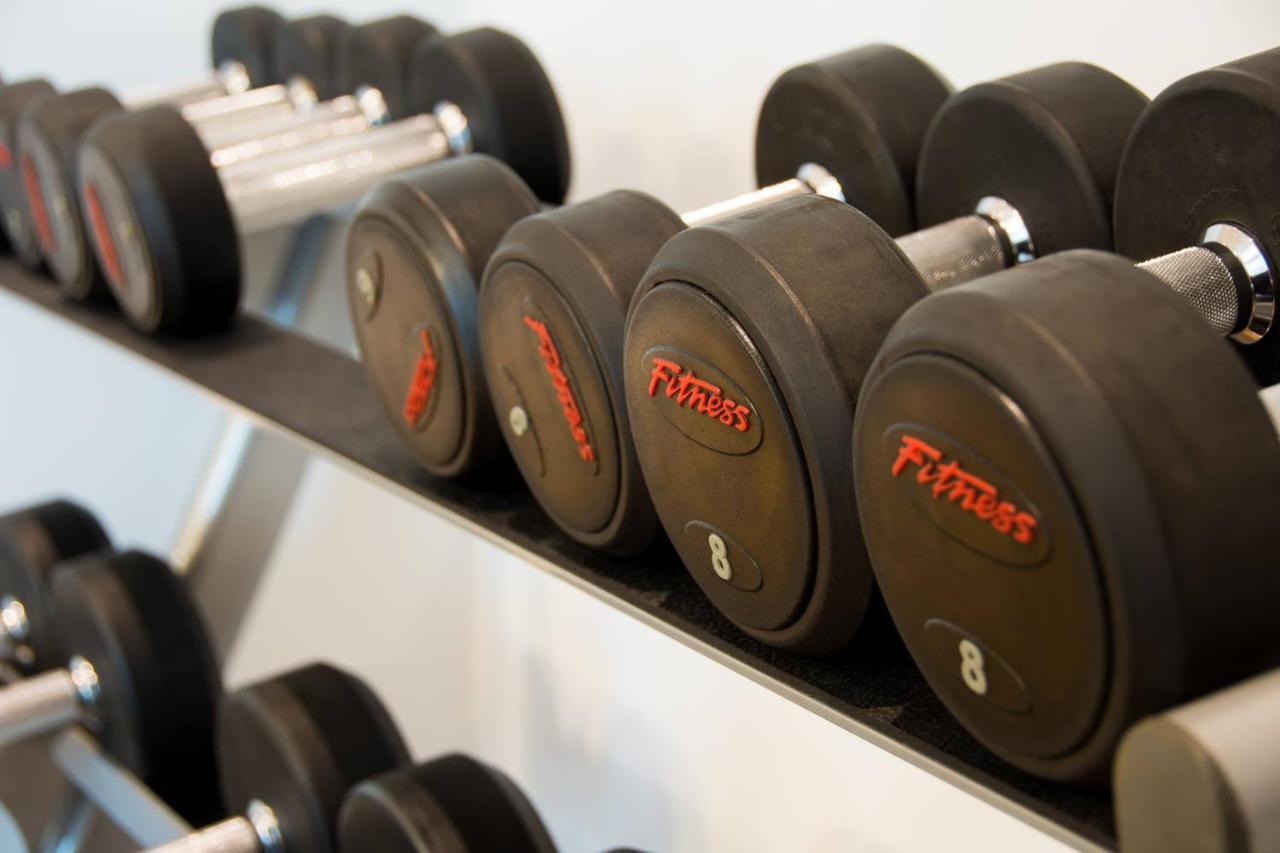 The Act Hotel Шарджа Зручності фото Dumbbells on a rack