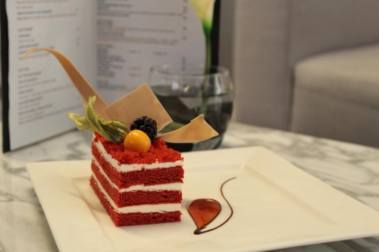 The Act Hotel Шарджа Екстер'єр фото A red velvet cake